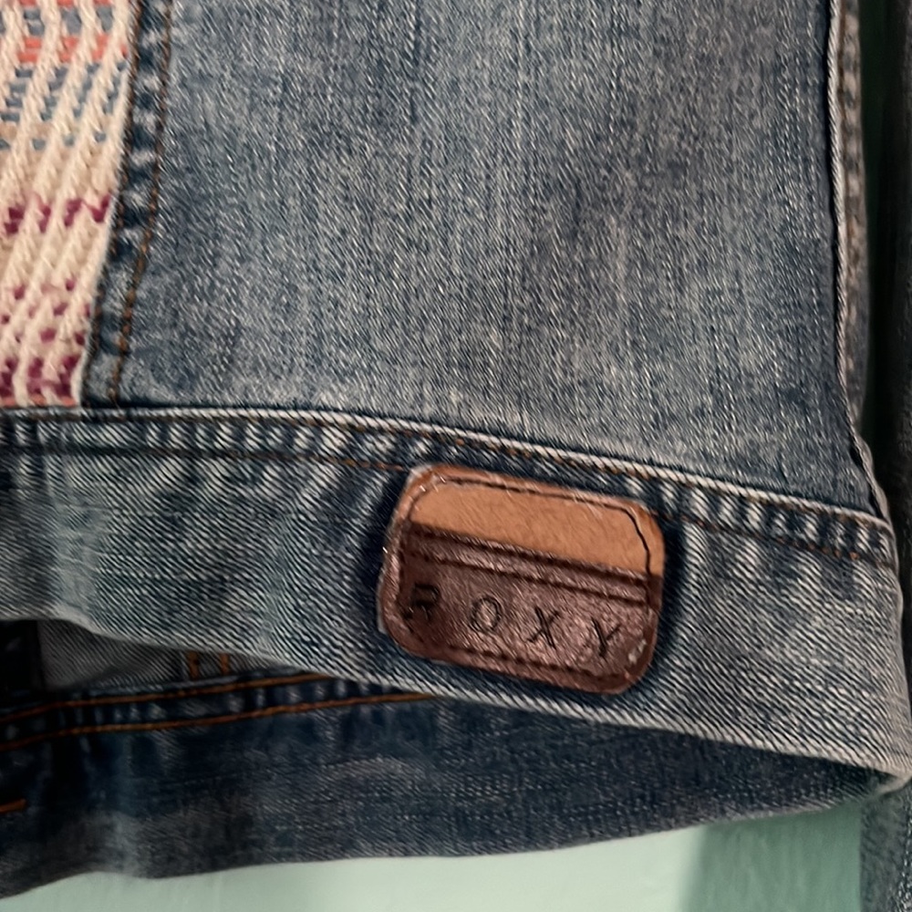 Like new worn once.  Roxy Aztec print Jean jacket. - Picture 6 of 8